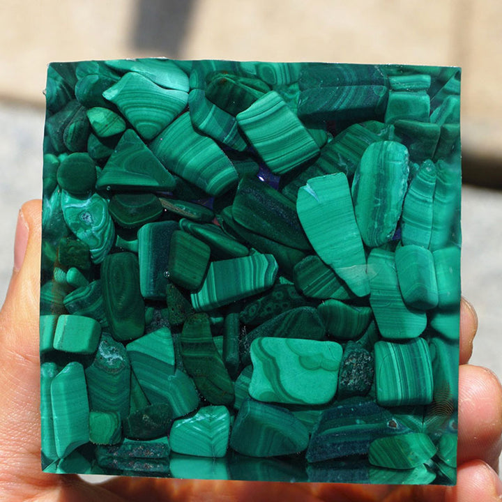 Sphère de lapis-lazuli Olivenorma avec pyramide d'améthyste et de malachite