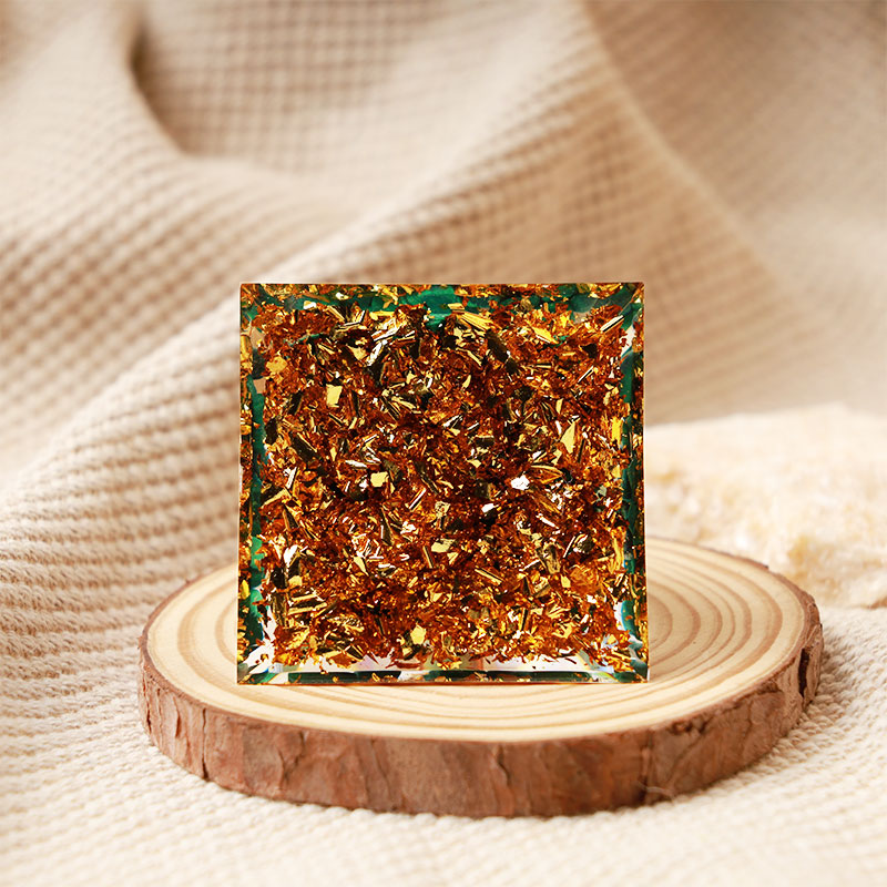 Pyramide d'orgone Hamsa en aventurine verte Olivenorma avec malachite