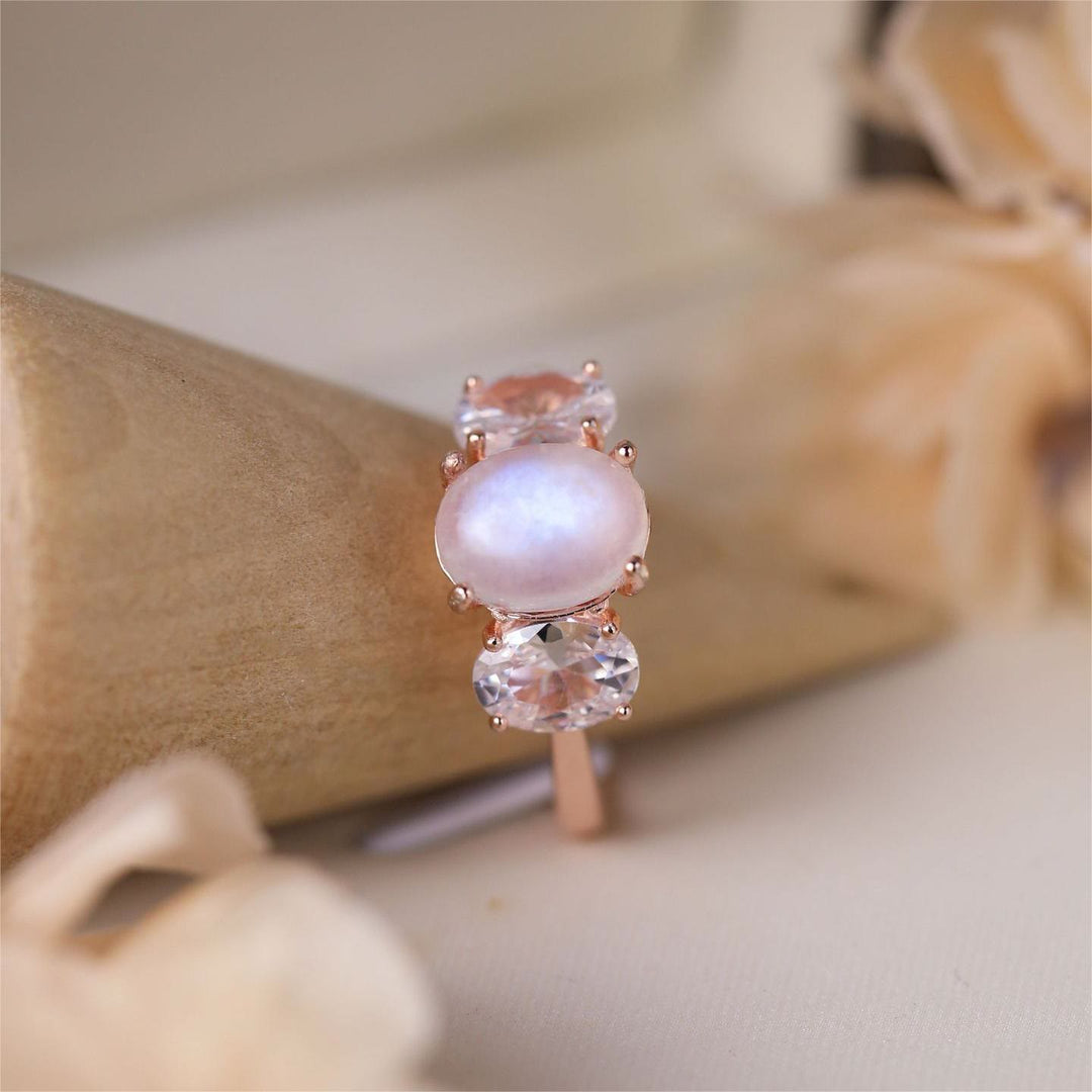 Bague en or rose avec trois diamants et pierre de lune et zircon blanc Olivenorma
