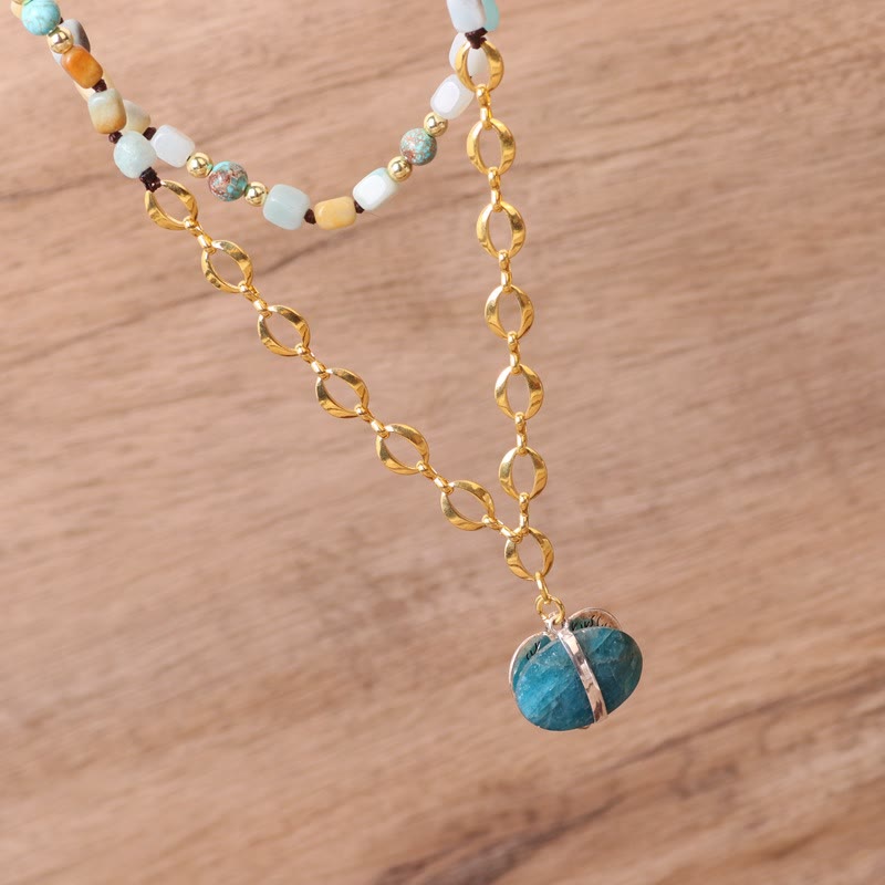 Collier Mala avec pendentif en forme de cœur et perles en pierre irrégulières Olivenorma