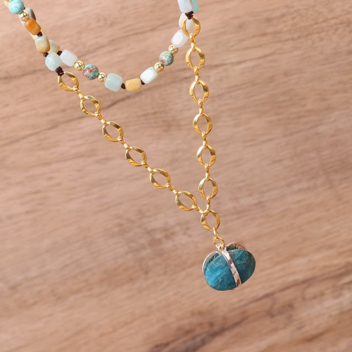 Collier Mala avec pendentif en forme de cœur et perles en pierre irrégulières Olivenorma