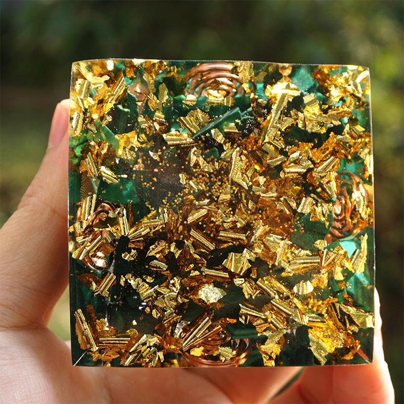 Pyramide d'orgone en malachite Olivenorma avec sphère d'obsidienne