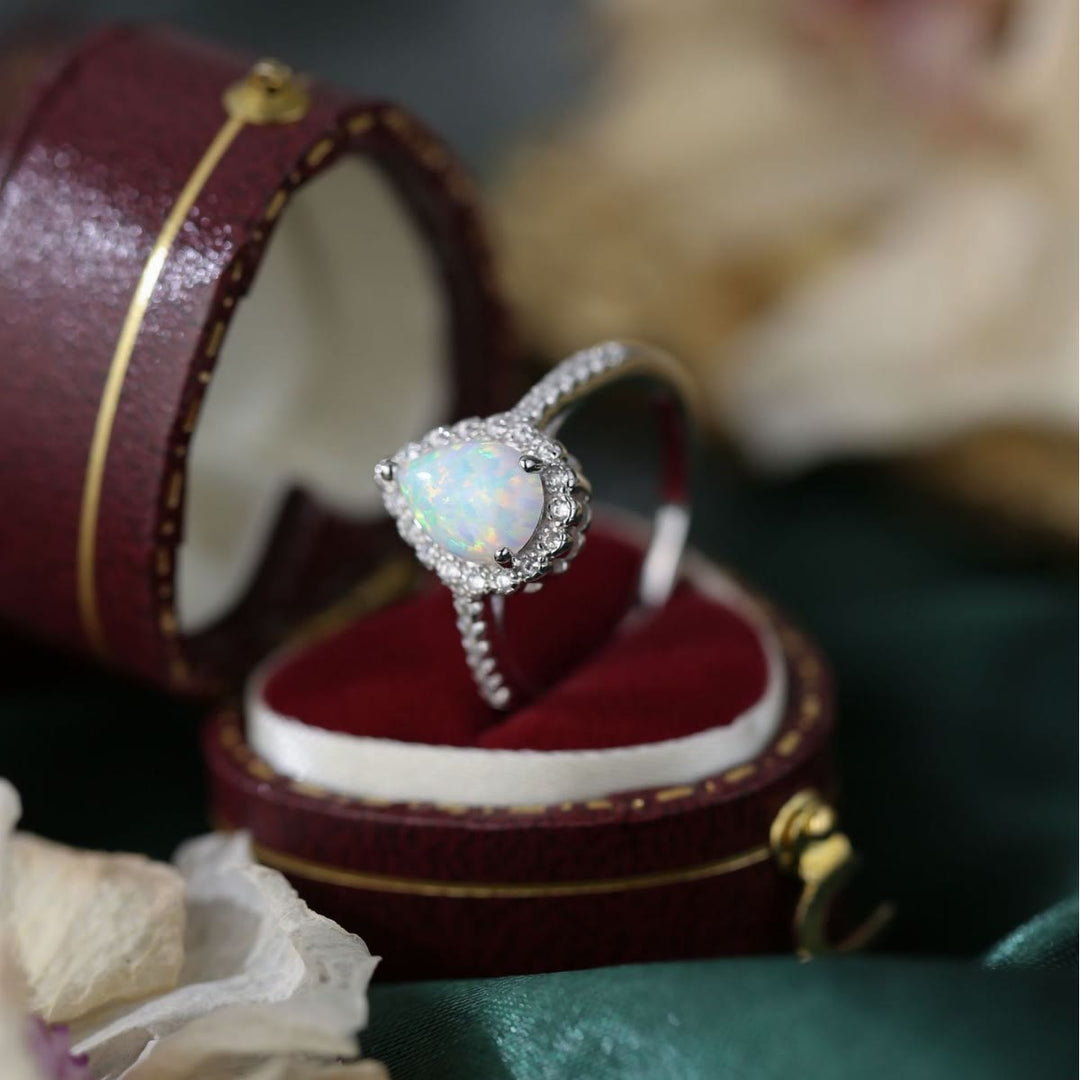Bague de fiançailles à trois griffes en zircon blanc et opale goutte Olivenorma