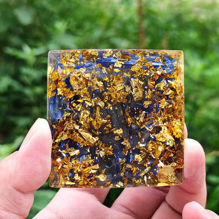 Pyramide d'orgone en cyanite Olivenorma avec boule d'améthyste
