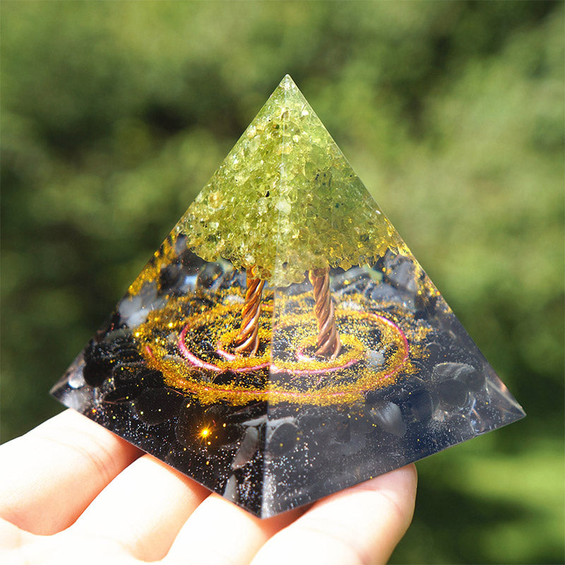 Péridot Olivenorma avec pyramide d'orgone d'arbre de vie en obsidienne