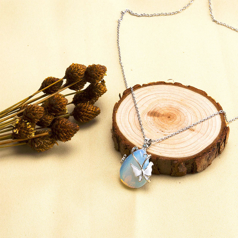 Collier en pierres précieuses avec ailes de papillon en cristal