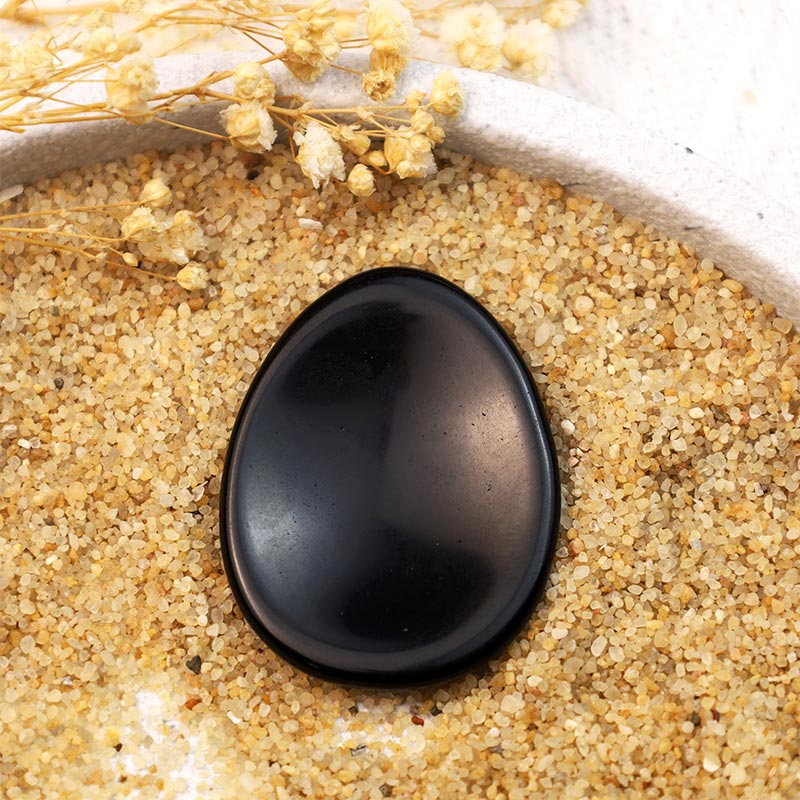 Pierre d'inquiétude pour le pouce en forme d'œuf d'onyx noir Olivenorma