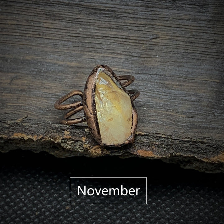 Bague ajustable en pierre brute irrégulière naturelle Olivenorma avec douze pierres de naissance