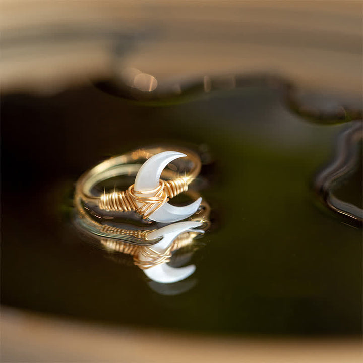 Bague ajustable ouverte en croissant de nacre Olivenorma