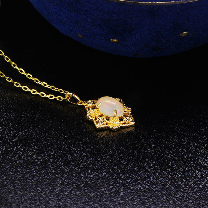 Collier avec pendentif en forme de losange découpé en opale naturelle Olivenorma