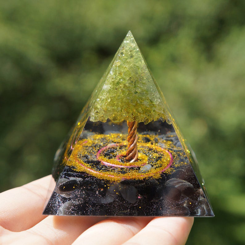 Péridot Olivenorma avec pyramide d'orgone d'arbre de vie en obsidienne