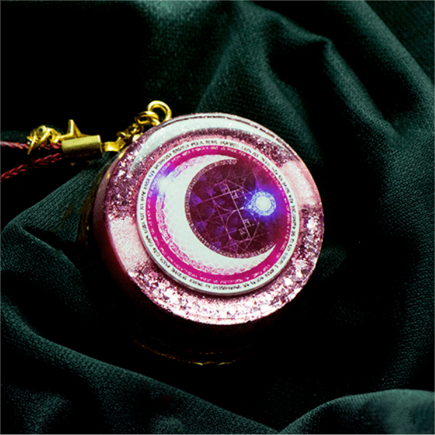 Collier Orgonite avec pendentif en phase de lune rose et banderole Moonlight Streamer Olivenorma