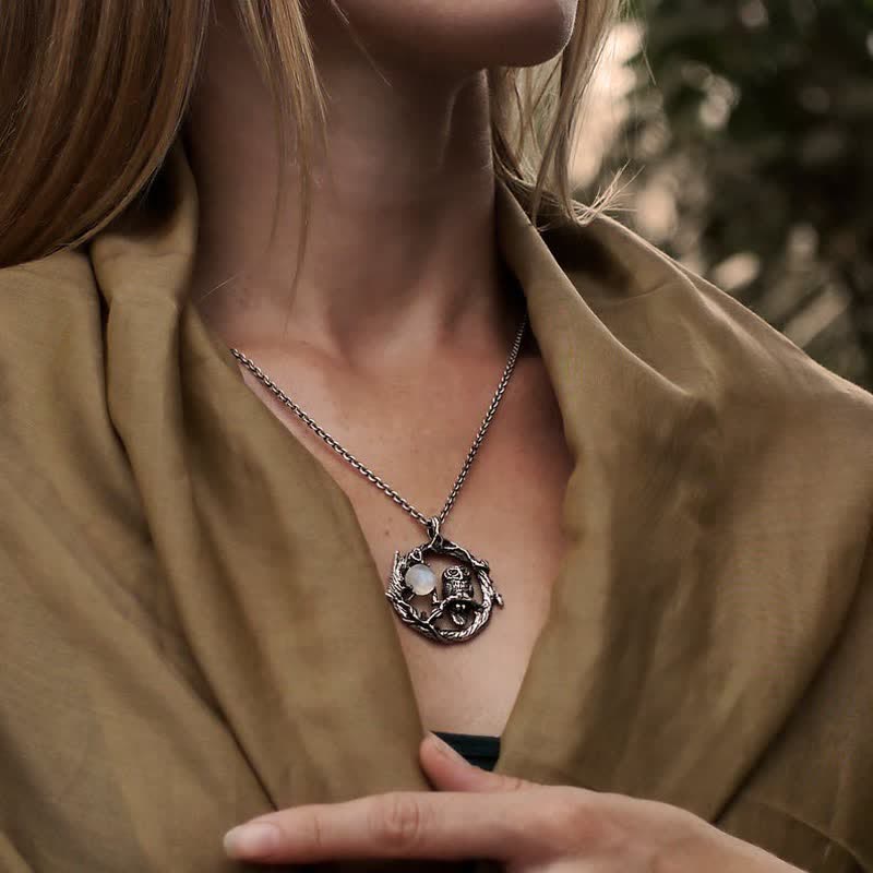 Collier rétro en pierre de lune avec hibou de la renaissance
