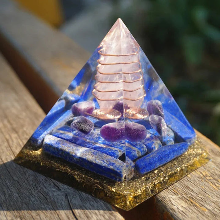 Pilier en quartz rose Olivenorma avec pyramide orgonite en lapis-lazuli