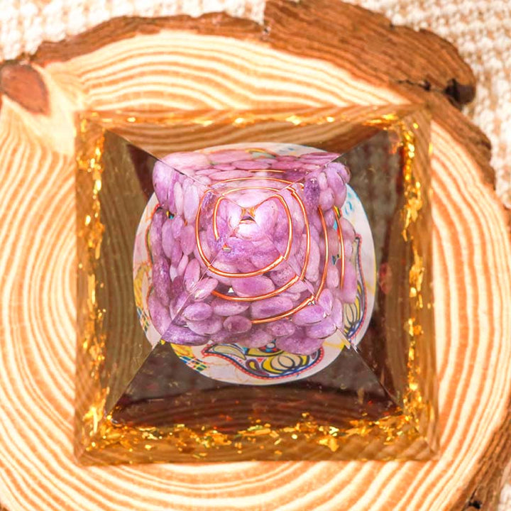 Pyramide d'orgone de guérison Hamsa en jade violet Olivenorma avec grenat