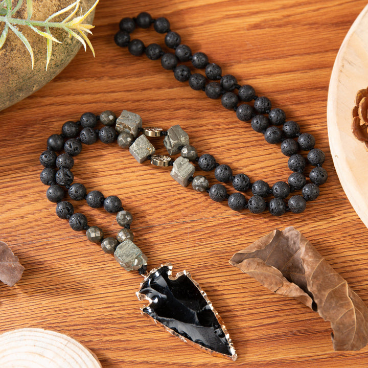 Collier Mala avec pendentif en forme de flèche en pierre de lave obsidienne Olivenorma