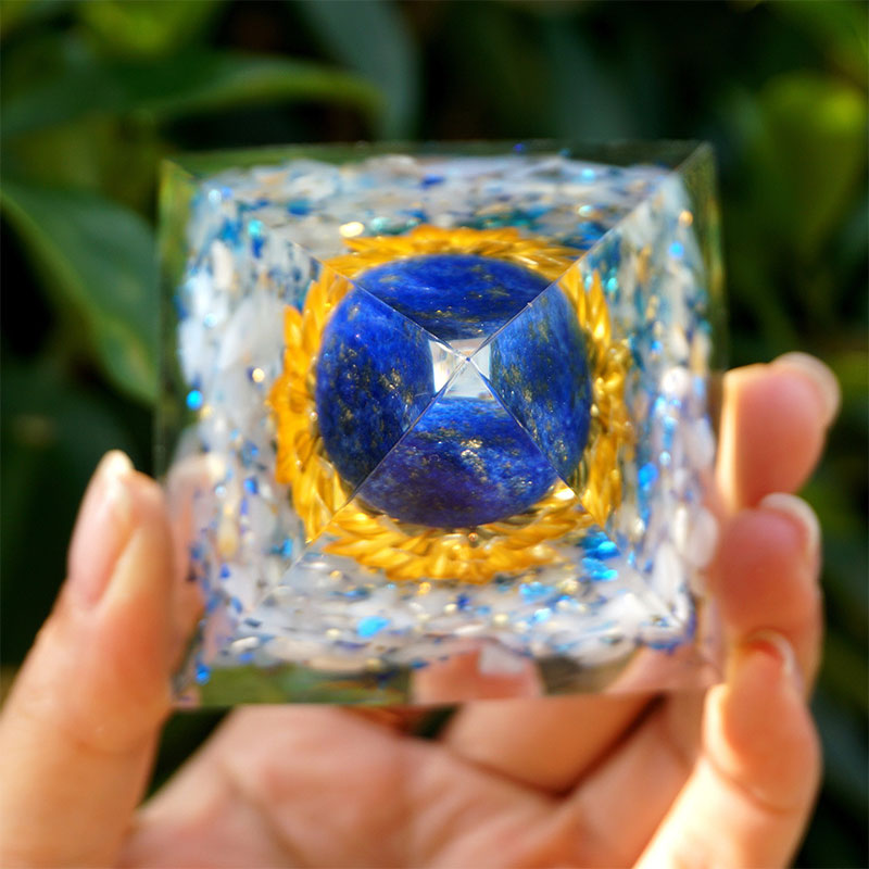 Olivenorma La pyramide d'orgone en lapis-lazuli et calcédoine bleue au pouvoir calme