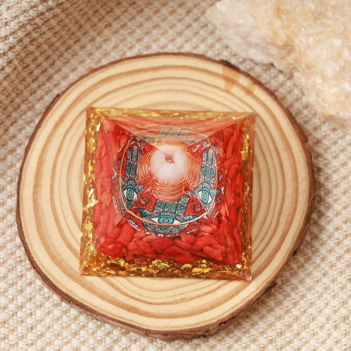 Pyramide d'orgone Hamsa en opale Olivenorma avec corail rouge