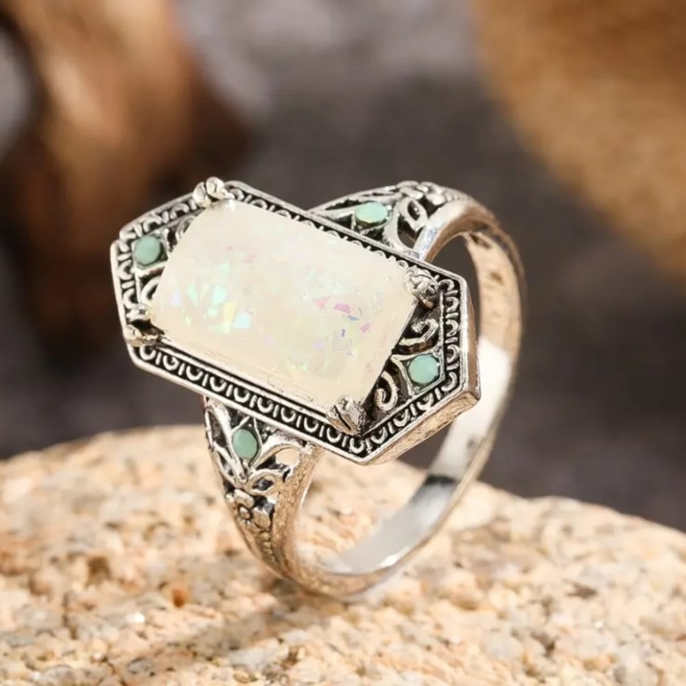 Bague en argent antique avec opale blanche carrée Olivenorma