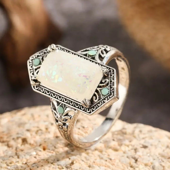 Bague en argent antique avec opale blanche carrée Olivenorma