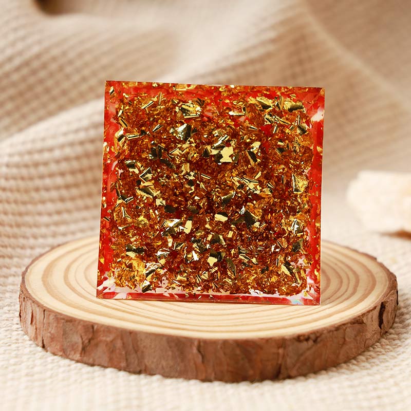 Quartz clair Olivenorma avec corail rouge Hamsa et pyramide orgone du mauvais œil