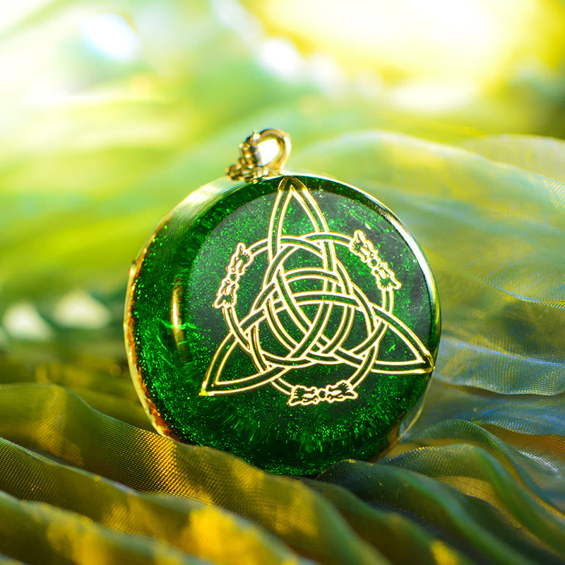 Collier Orgone avec Pendentif Tourbillon Vert de la Trinité de la Roue Éternelle Olivenorma