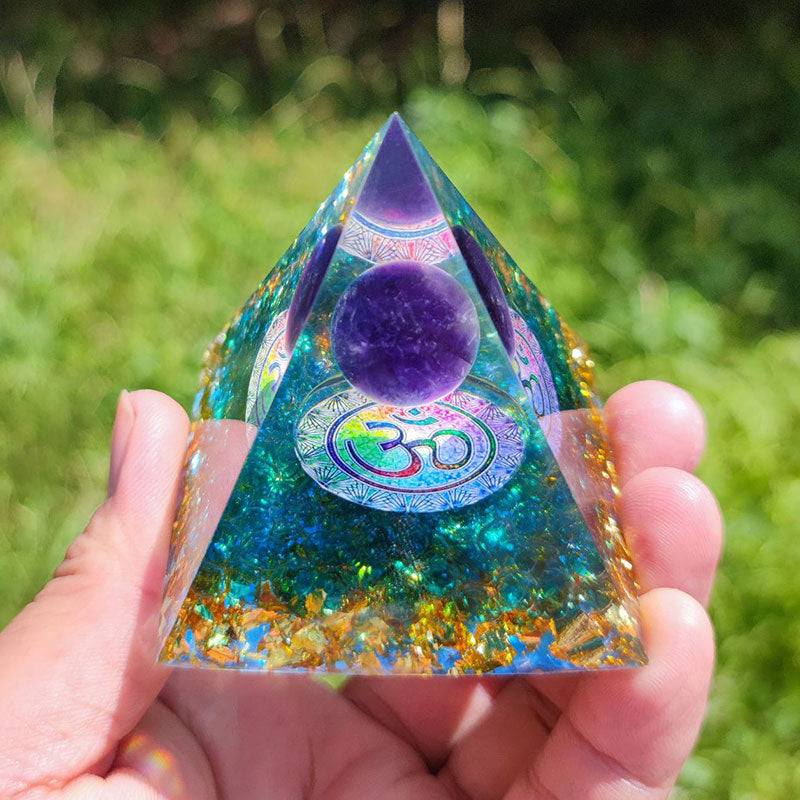 Pyramide d'orgone OM en quartz bleu Olivenorma avec boule d'améthyste