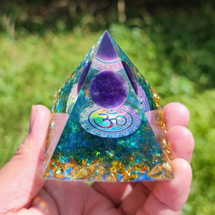 Pyramide d'orgone OM en quartz bleu Olivenorma avec boule d'améthyste