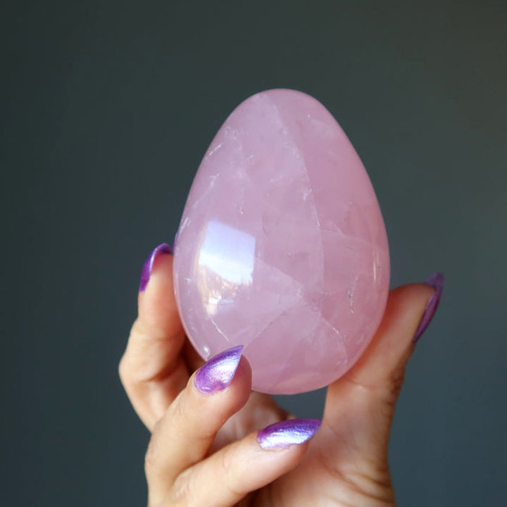 Œuf en cristal de quartz rose de Pâques en forme d'étoile dansante