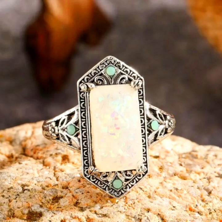 Bague en argent antique avec opale blanche carrée Olivenorma