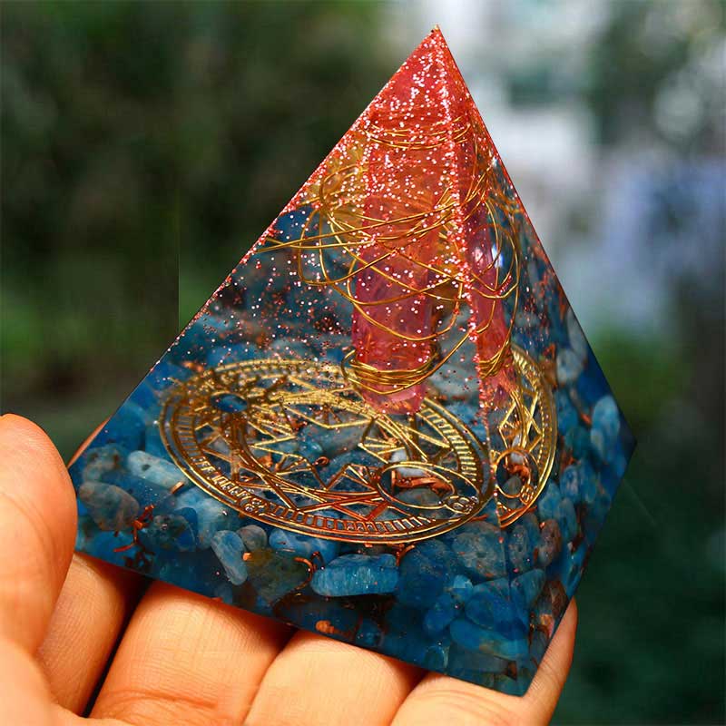 Pyramide d'orgone en quartz rouge Olivenorma avec lapis-lazuli