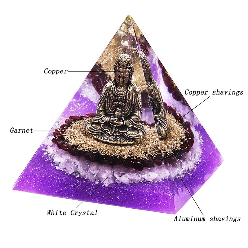 Pyramide d'orgone en grenat Olivenorma avec cristal clair