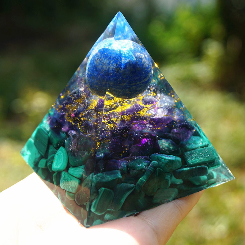 Sphère de lapis-lazuli Olivenorma avec pyramide d'améthyste et de malachite