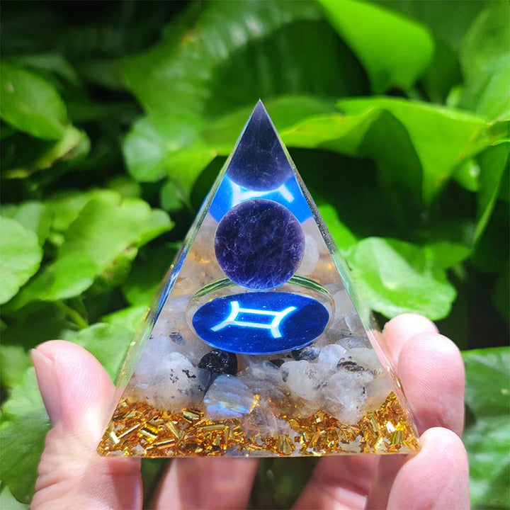 Pyramide d'orgone du zodiaque Gémeaux en améthyste Olivenorma avec quartz clair