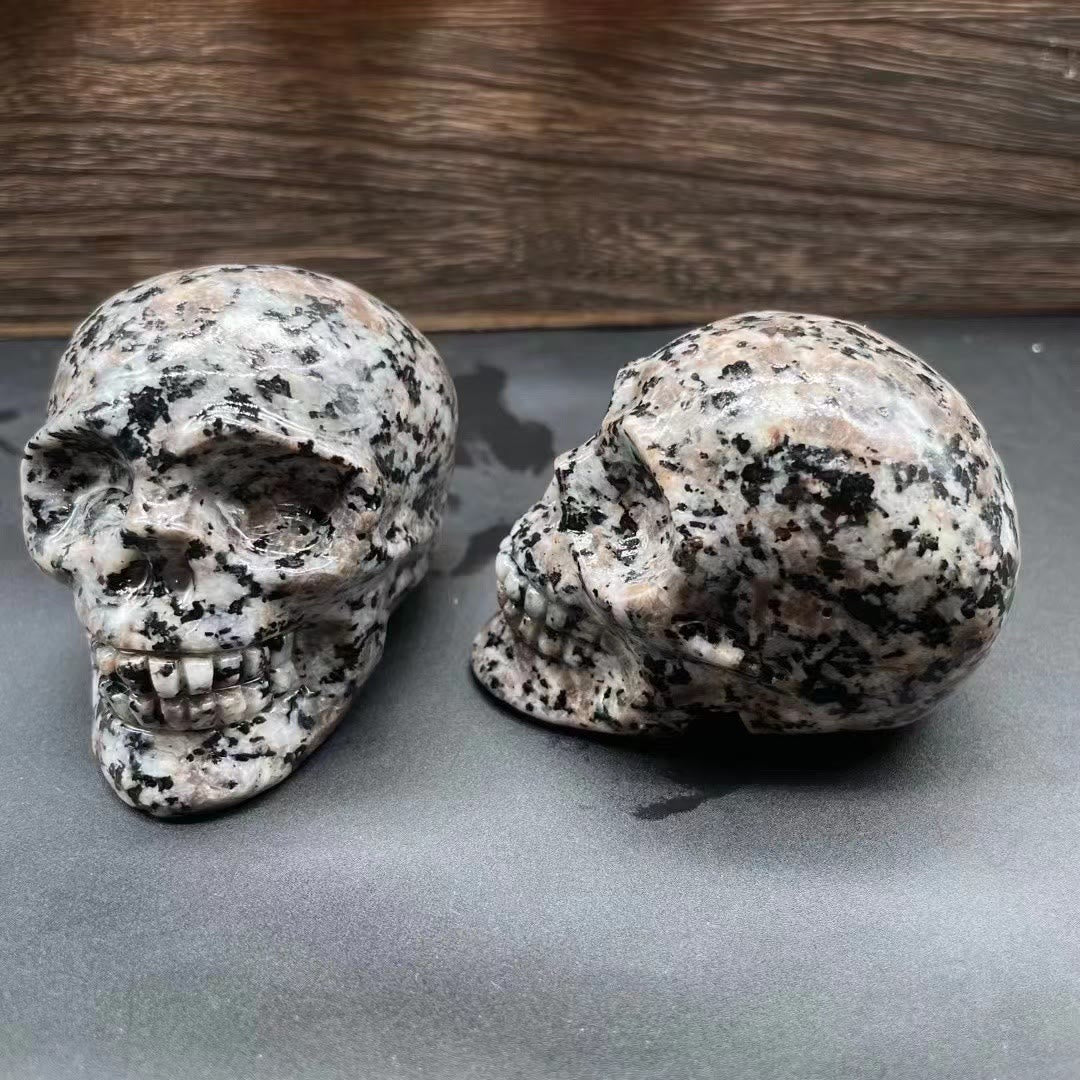 Décoration en pierre précieuse de crâne en cristal naturel sculpté Olivenorma de 7 cm