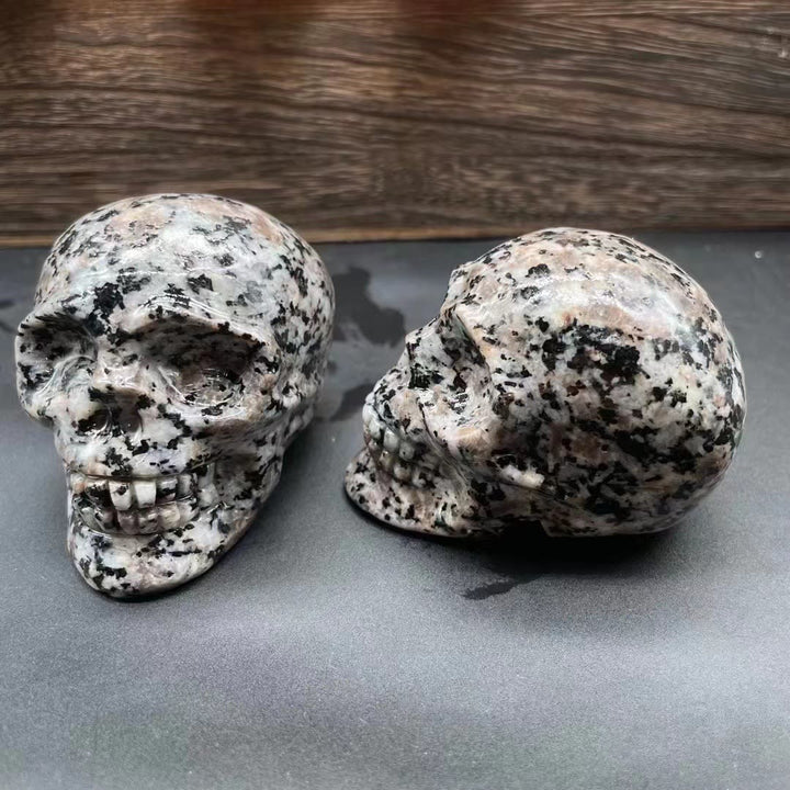 Décoration en pierre précieuse de crâne en cristal naturel sculpté Olivenorma de 7 cm