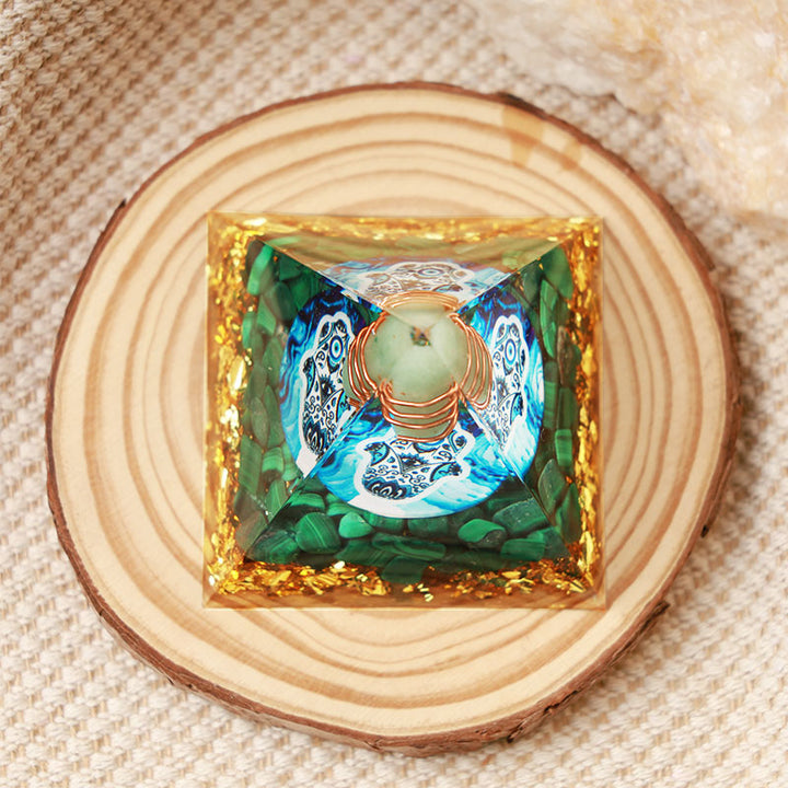 Pyramide d'orgone Hamsa en aventurine verte Olivenorma avec malachite