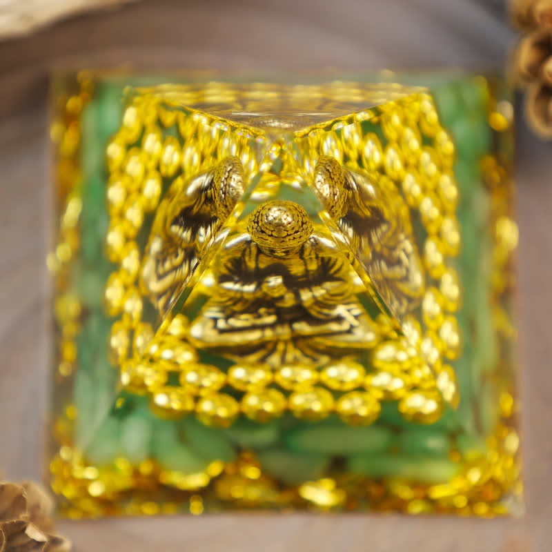 Aventurine verte Olivenorma avec pyramide d'orgone de Bouddha