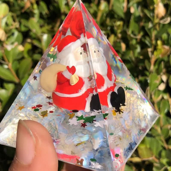 Père Noël Olivenorma avec pyramide d'orgone en pierre de lune