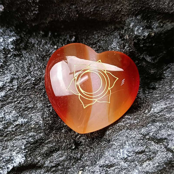 Ensemble de cristaux en forme de cœur avec 7 pierres de chakra