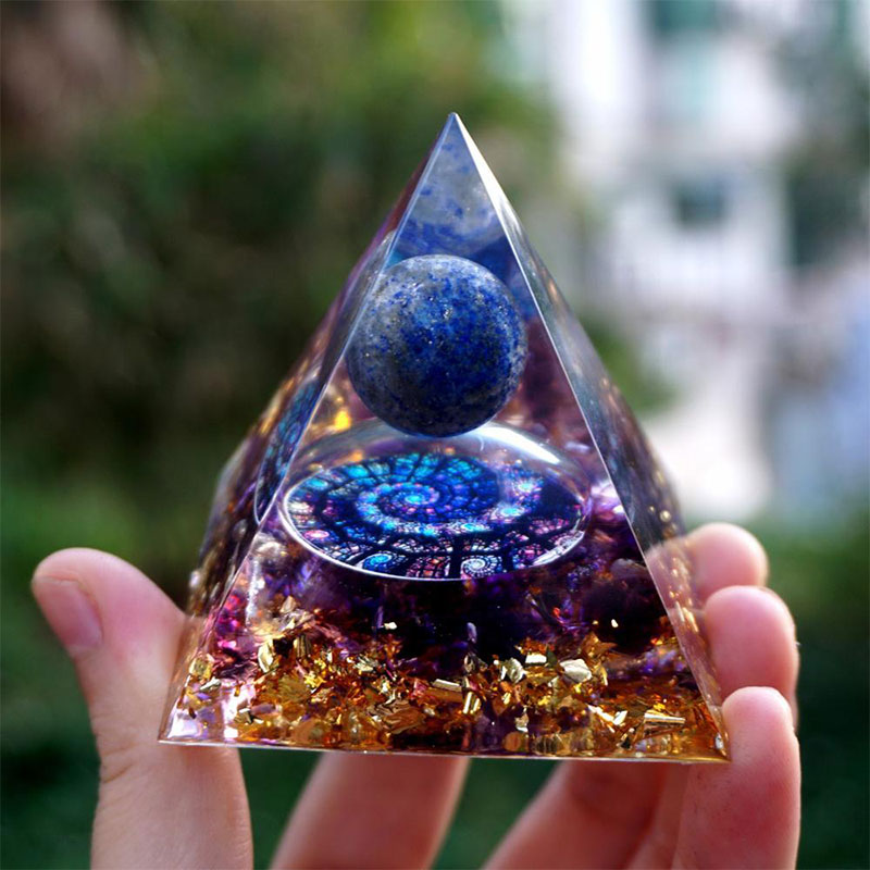 Sphère de lapis-lazuli Olivenorma avec pyramide d'orgone en améthyste
