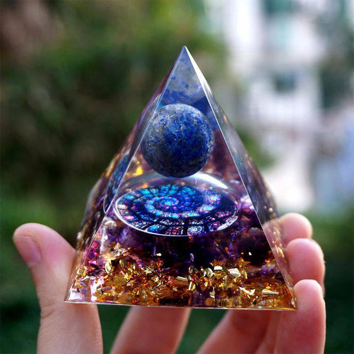 Sphère de lapis-lazuli Olivenorma avec pyramide d'orgone en améthyste