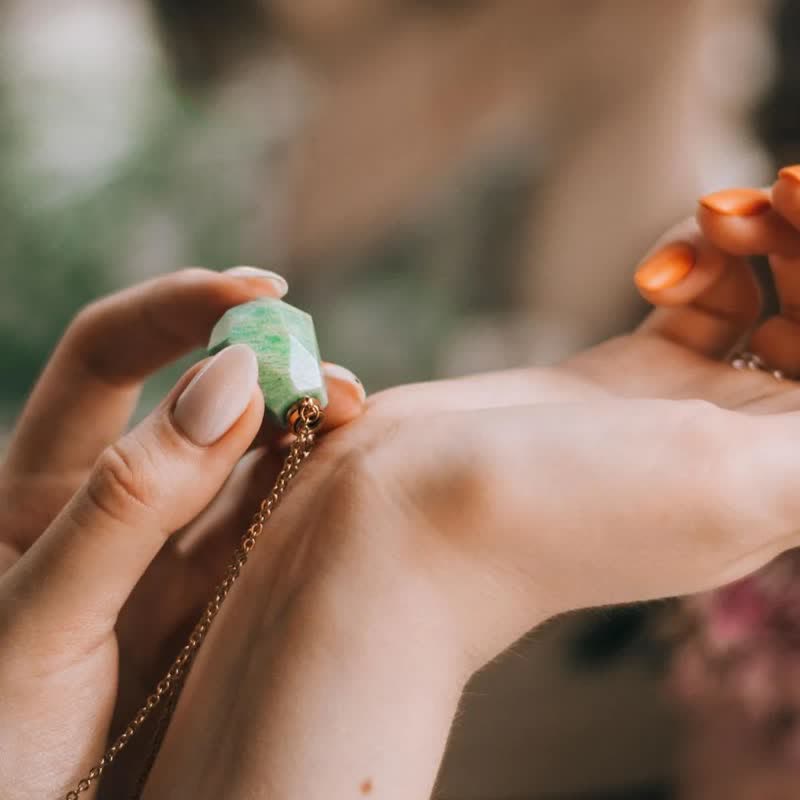 Collier bouteille de parfum en cristal