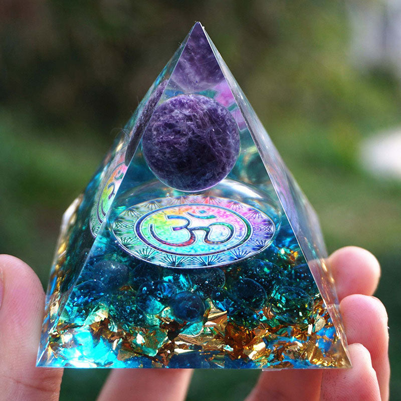 Pyramide d'orgone OM en quartz bleu Olivenorma avec boule d'améthyste