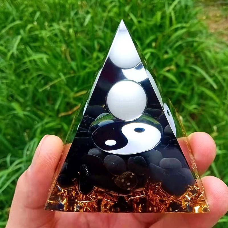 Pyramide d'orgone de guérison en obsidienne Olivenorma avec jade blanc