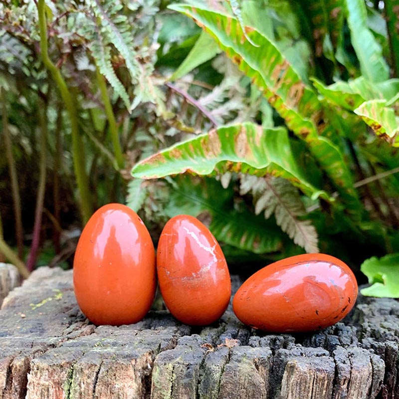 Œuf de Pâques en cristal de jaspe rouge et esprit du feu