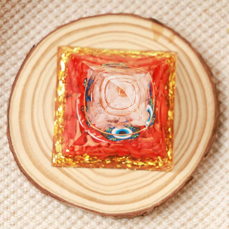 Quartz clair Olivenorma avec corail rouge Hamsa et pyramide orgone du mauvais œil