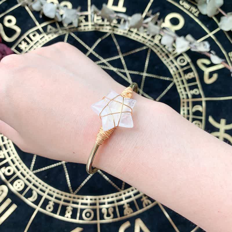 Bracelet en pierres précieuses en forme d'étoile enveloppé de fil d'or Olivenorma