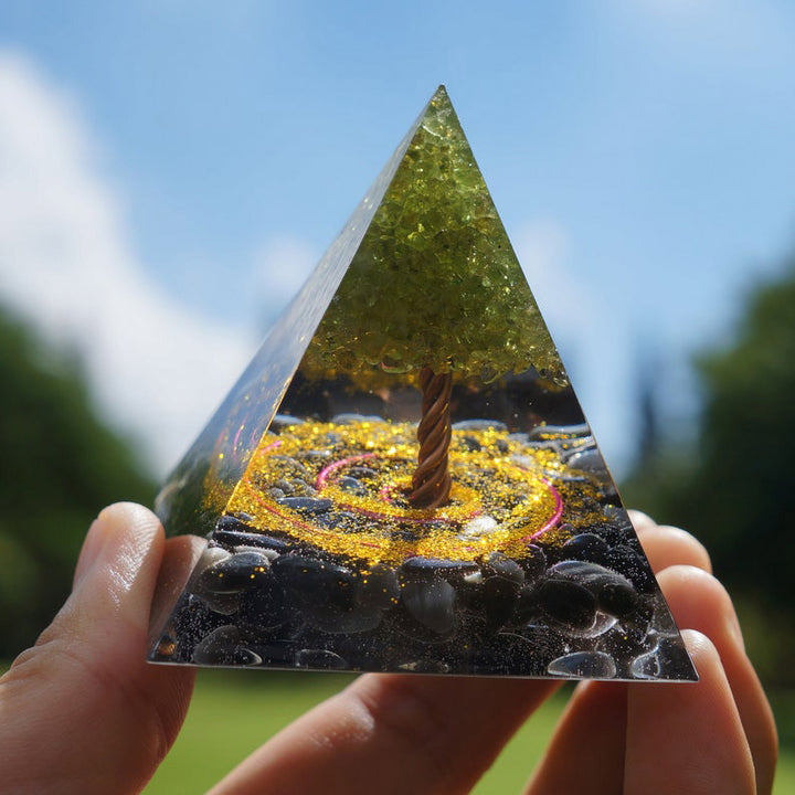 Péridot Olivenorma avec pyramide d'orgone d'arbre de vie en obsidienne