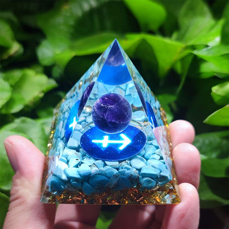 Pyramide d'orgone du zodiaque Sagittaire en turquoise Olivenorma avec lapis-lazuli